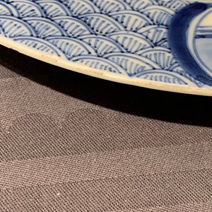 Deux assiettes en porcelaine de Chine bleu et blanc à décor de 'La Romance de la chambre de l'ouest', marque et époque de Kangxi — photo 10