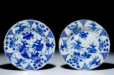 Deux assiettes en porcelaine de Chine bleu et blanc aux guerriers, marque et époque de Kangxi