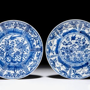 Deux assiettes en porcelaine de Chine bleu et blanc d'après un modèle en Delft, Kangxi — photo 1