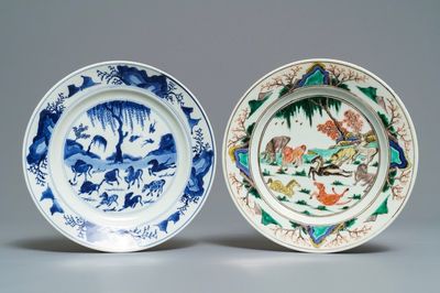 Deux assiettes en porcelaine de Chine bleu et blanc et famille verte, Kangxi