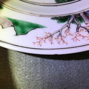 Deux assiettes en porcelaine de Chine bleu et blanc et famille verte, Kangxi — photo 3