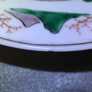 Deux assiettes en porcelaine de Chine bleu et blanc et famille verte, Kangxi — photo 5