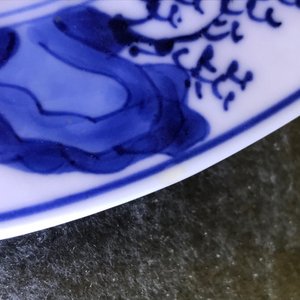 Deux assiettes en porcelaine de Chine bleu et blanc et famille verte, Kangxi — photo 7