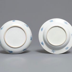 Deux assiettes en porcelaine de Chine en bleu et blanc à décor 'Dames au Parasol', 18ème — photo 2