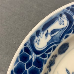 Deux assiettes en porcelaine de Chine en bleu et blanc à décor 'Dames au Parasol', 18ème — photo 10