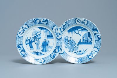 Deux assiettes en porcelaine de Chine en bleu et blanc à décor de 'La romance de la chambre de l'ouest', Kangxi