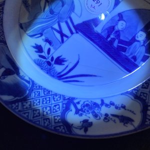 Deux assiettes en porcelaine de Chine en bleu et blanc à décor de 'La romance de la chambre de l'ouest', Kangxi — photo 12