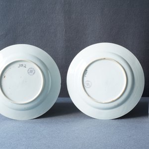 Deux assiettes en porcelaine de Chine en bleu et blanc à décor de 'La romance de la chambre de l'ouest', Kangxi — photo 17