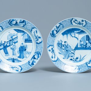 Deux assiettes en porcelaine de Chine en bleu et blanc à décor de 'La romance de la chambre de l'ouest', Kangxi — photo 2