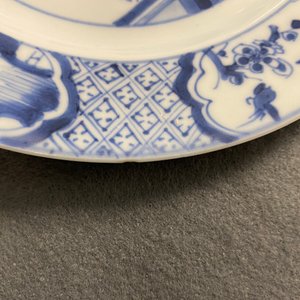 Deux assiettes en porcelaine de Chine en bleu et blanc à décor de 'La romance de la chambre de l'ouest', Kangxi — photo 5