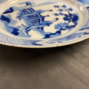 Deux assiettes en porcelaine de Chine en bleu et blanc, marque et époque de Kangxi — photo 12