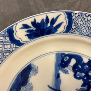 Deux assiettes en porcelaine de Chine en bleu et blanc, marque et époque de Kangxi — photo 3