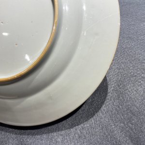 Deux assiettes en porcelaine de Chine en rouge de fer et doré à décor du 'baptême', Kangxi — photo 6