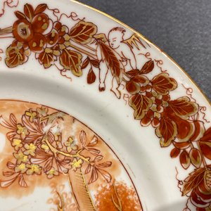 Deux assiettes en porcelaine de Chine en rouge de fer et doré à décor du 'baptême', Kangxi — photo 7