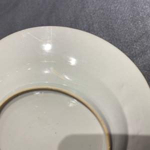 Deux assiettes en porcelaine de Chine en rouge de fer et doré à décor du 'baptême', Kangxi — photo 9