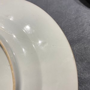 Deux assiettes en porcelaine de Chine en rouge de fer et doré à décor du 'baptême', Kangxi — photo 10