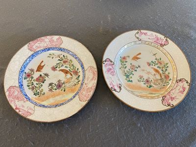 Deux assiettes en porcelaine de Chine famille rose à décor de pies et de pivoines aux bords en bianco-sopra-bianco, Yongzheng — photo 1