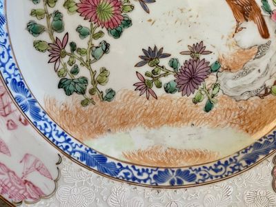 Deux assiettes en porcelaine de Chine famille rose à décor de pies et de pivoines aux bords en bianco-sopra-bianco, Yongzheng — photo 4