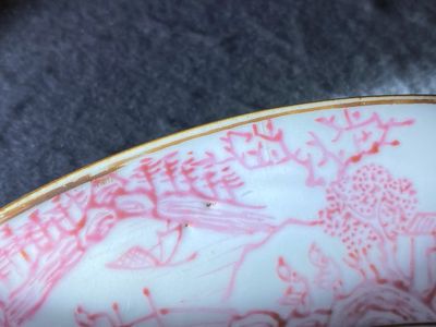 Deux assiettes en porcelaine de Chine famille rose à décor de pies et de pivoines aux bords en bianco-sopra-bianco, Yongzheng — photo 9