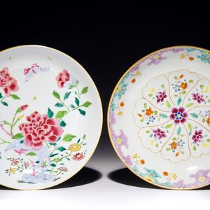 Deux assiettes en porcelaine de Chine famille rose, dont un avec un papillon parmi des pivoines, Yongzheng/Qianlong — photo 1
