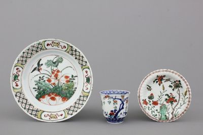 Deux assiettes en porcelaine de Chine, famille verte, et gobelet à vin, Kangxi, 18e