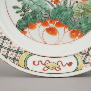Deux assiettes en porcelaine de Chine, famille verte, et gobelet à vin, Kangxi, 18e — photo 11