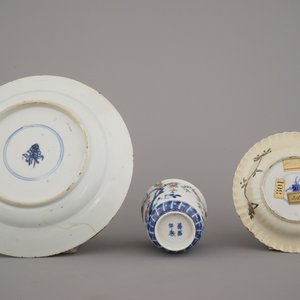Deux assiettes en porcelaine de Chine, famille verte, et gobelet à vin, Kangxi, 18e — photo 13