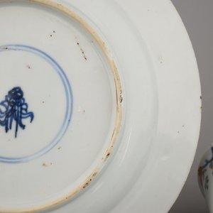 Deux assiettes en porcelaine de Chine, famille verte, et gobelet à vin, Kangxi, 18e — photo 14