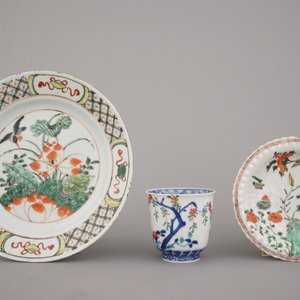 Deux assiettes en porcelaine de Chine, famille verte, et gobelet à vin, Kangxi, 18e — photo 9