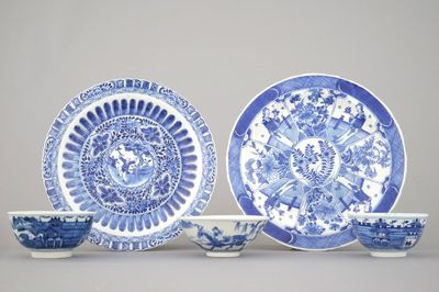 Deux assiettes et trois bols en porcelaine de Chine, bleu et blanc, Kangxi et fin dynastie Qing