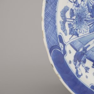 Deux assiettes et trois bols en porcelaine de Chine, bleu et blanc, Kangxi et fin dynastie Qing — photo 11