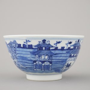 Deux assiettes et trois bols en porcelaine de Chine, bleu et blanc, Kangxi et fin dynastie Qing — photo 16
