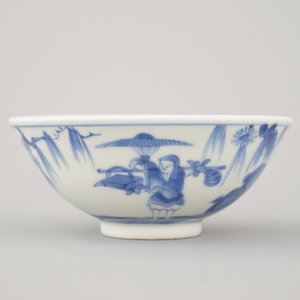 Deux assiettes et trois bols en porcelaine de Chine, bleu et blanc, Kangxi et fin dynastie Qing — photo 18