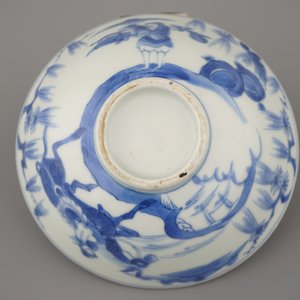 Deux assiettes et trois bols en porcelaine de Chine, bleu et blanc, Kangxi et fin dynastie Qing — photo 20