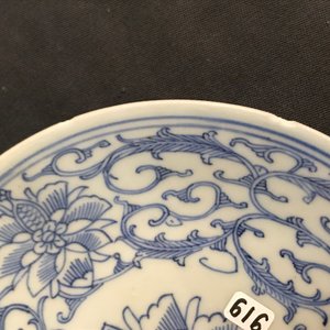 Deux assiettes et un bol en porcelaine de Chine bleu et blanc, Kangxi et 19ème — photo 16
