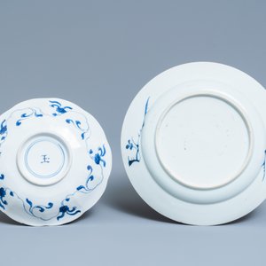 Deux assiettes et un encrier en porcelaine de Chine en bleu et blanc, Kangxi — photo 3