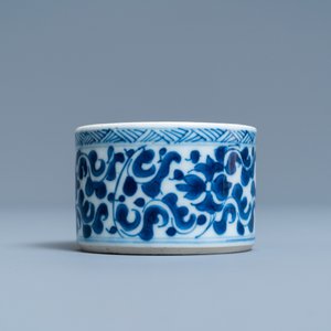 Deux assiettes et un encrier en porcelaine de Chine en bleu et blanc, Kangxi — photo 7