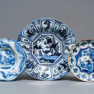 Deux assiettes et un plat en faïence de Delft en bleu et blanc à décor de chinoiserie, 17/18ème — photo 1