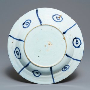 Deux assiettes et un plat en faïence de Delft en bleu et blanc à décor de chinoiserie, 17/18ème — photo 3