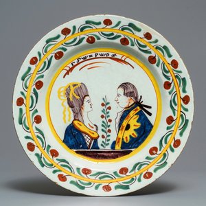 Deux assiettes et un plat en faïence polychrome de Delft à décor orangiste, 18ème — photo 2