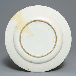 Deux assiettes et un plat en faïence polychrome de Delft à décor orangiste, 18ème — photo 3