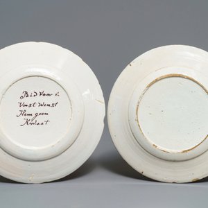Deux assiettes et un plat en faïence polychrome de Delft à décor orangiste, 18ème — photo 5