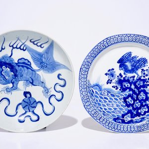 Deux assiettes et un vase en porcelaine de Chine bleu et blanc, 19/20ème — photo 2