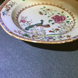 Deux assiettes et une théière couverte en porcelaine de Chine famille rose, Yongzheng/Qianlong — photo 15