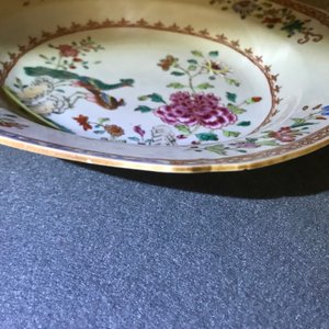Deux assiettes et une théière couverte en porcelaine de Chine famille rose, Yongzheng/Qianlong — photo 16