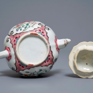 Deux assiettes et une théière couverte en porcelaine de Chine famille rose, Yongzheng/Qianlong — photo 9
