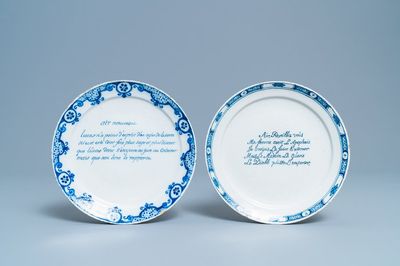 Deux assiettes parlantes en faïence de Delft en bleu et blanc pour le marché français, 18ème