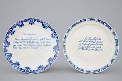 Deux assiettes parlantes en faïence de Delft pour le marché français, 18ème