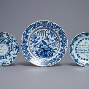Deux assiettes parlantes et un plat en faïence de Delft en bleu et blanc, 18ème — photo 1