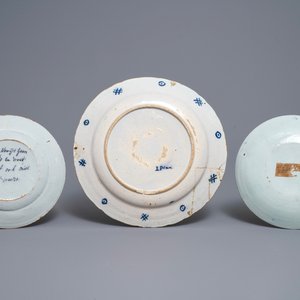 Deux assiettes parlantes et un plat en faïence de Delft en bleu et blanc, 18ème — photo 2